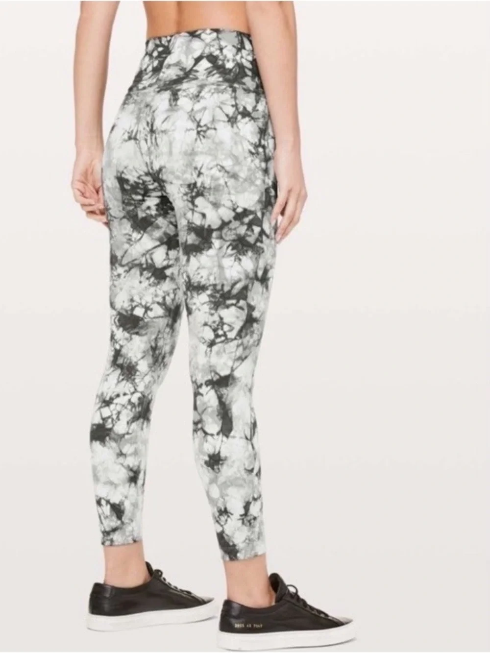 Lululemon Wunder Under high-rise leggings in a cement grey tie-dye print. Size 4
